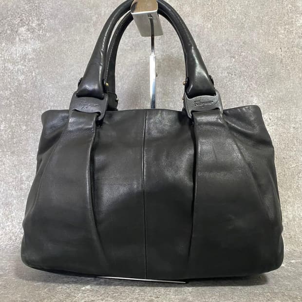 페라가모 가죽 버클 토트백