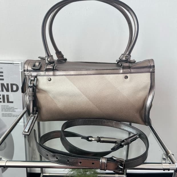 버버리 메탈릭 노바 체크 필그림 숄더백