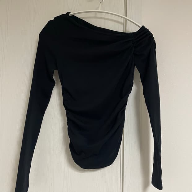 자라 옆셔링 오프숄더 티셔츠