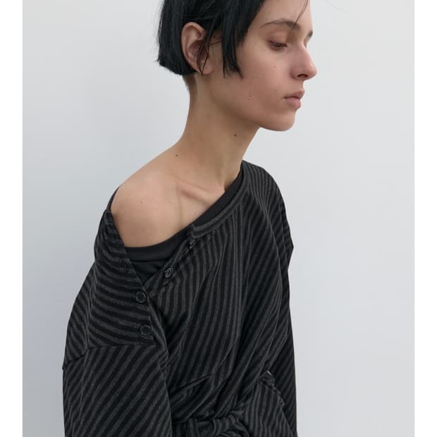 DIAGONAL STRIPE DETAIL TOP IN BLACK-GREY