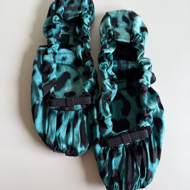 돌체앤가바나 레오파드 실크 플랫 슈즈