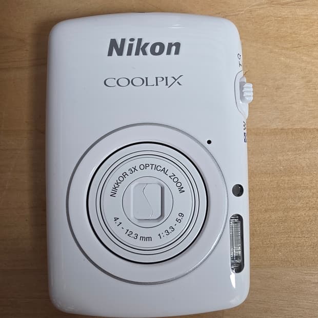 니콘 쿨픽스 s01 화이트(희귀) 팝니다