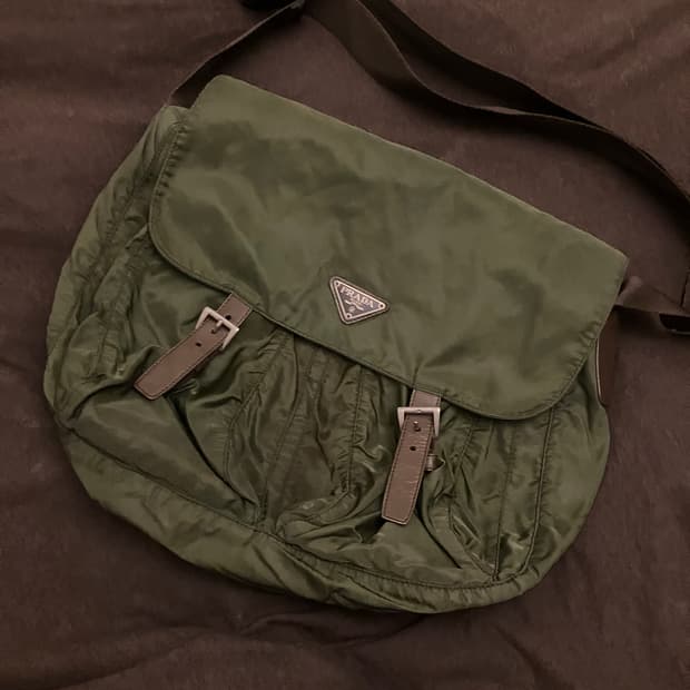 프라다 포코노 크로스백 판매합니다