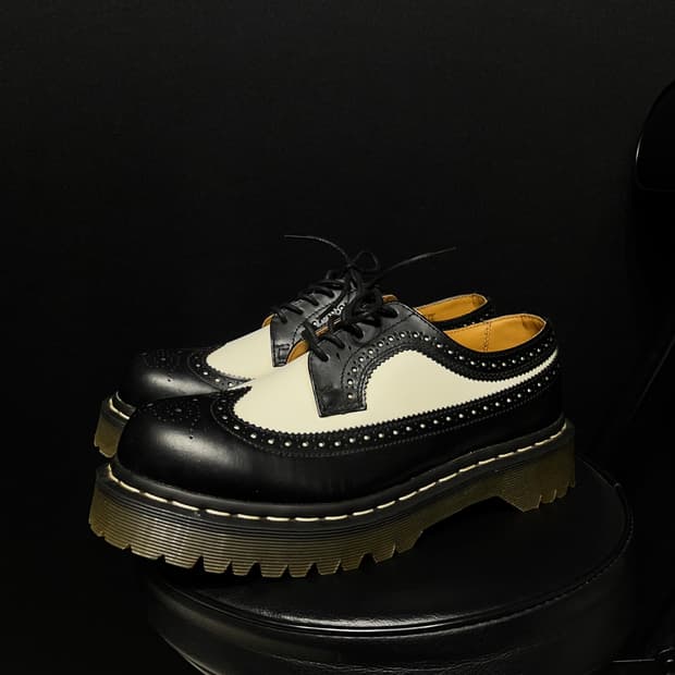 닥터마틴 블랜앤화이트 스므스 로퍼