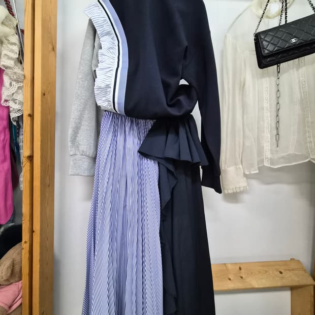 에고이스트 언발 프릴 맨투맨.지고트 언발 스커트