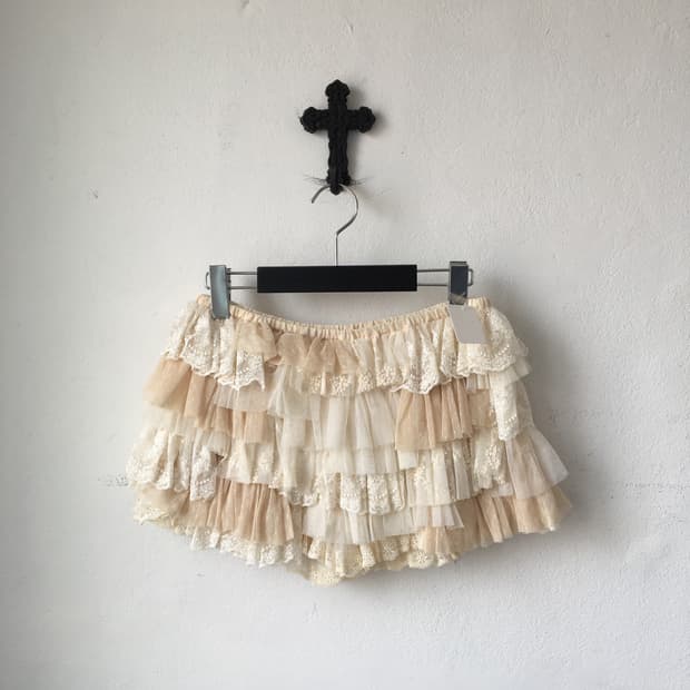 Frill lace layer short