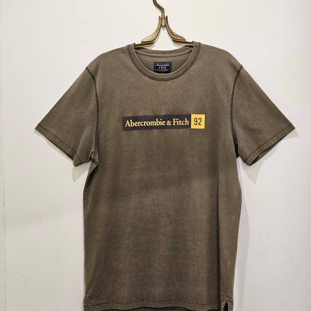 Abercrombie & Fitch 카키 로고 반팔T