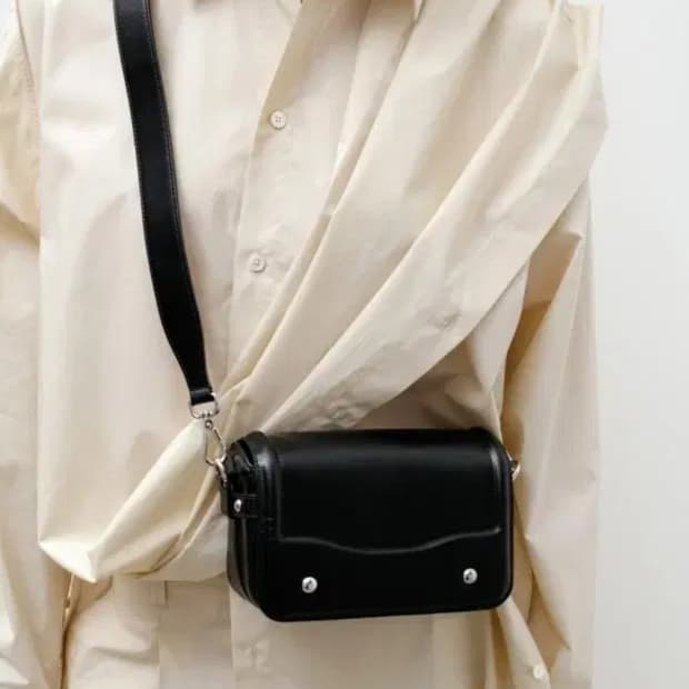 르메르 란셀 미니 샤첼 글로시 레더 백