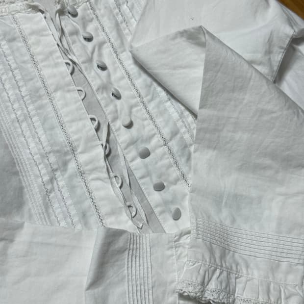 프릴 콩단추 생화이트 블라우스 달천