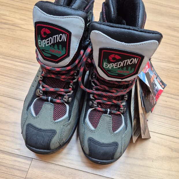 택까지 달려있는 네파 등산화 새상품입니다. ICEBLINK 모델이고, 사