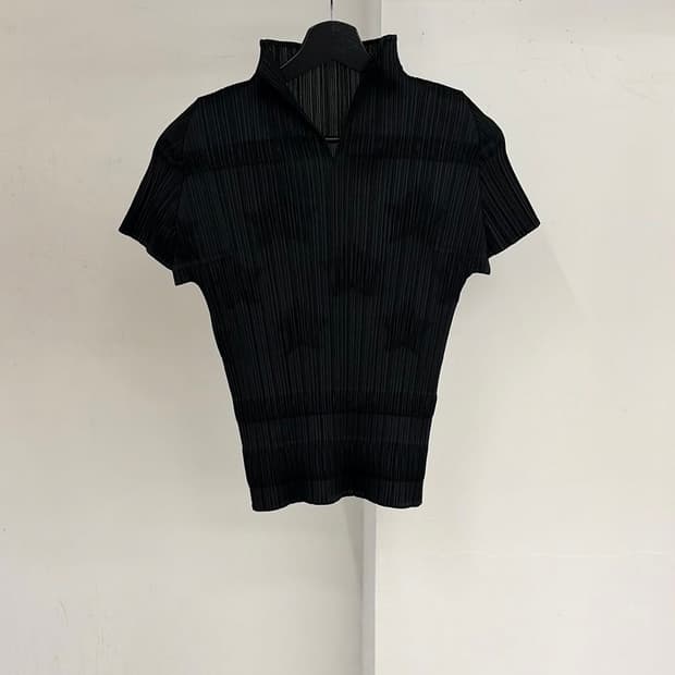플리츠 플리즈 블랙 오픈넥 하프 탑 