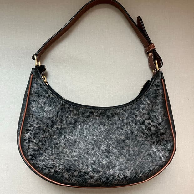 셀린느 트리옹프 캔버스 아바 호보백 (미디엄)