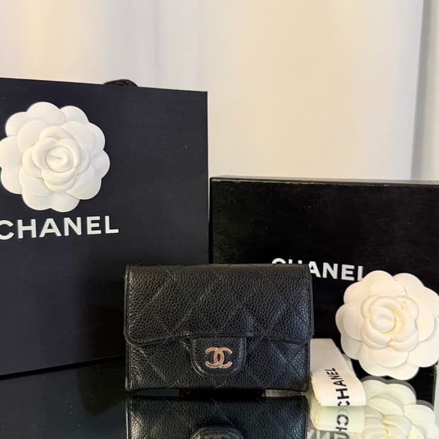 [정품] 샤넬 클래식 카드 홀더 그레인드 카프스킨 & 실버 메탈 블랙