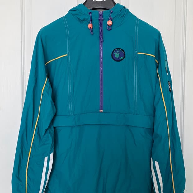 아디다스 퍼렐윌리엄스 하이킹 팩 윈드브레이커 95