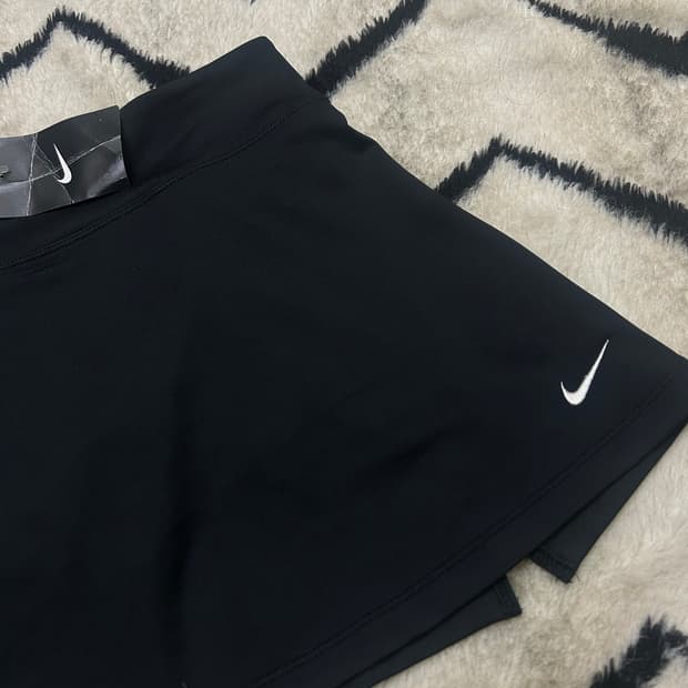 [S]나이키 드라이핏 자수 스우시 미니 져지 스커트/블랙