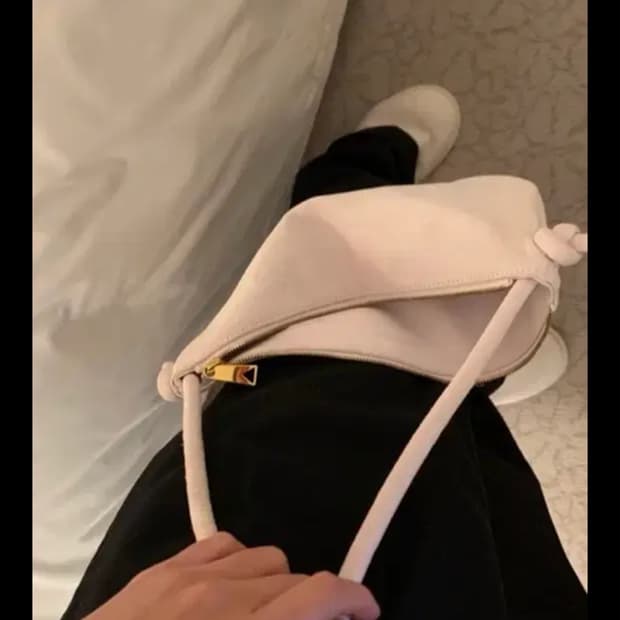 보테가베네타 턴파우치 리본빛 착용 스웨이드 핑크