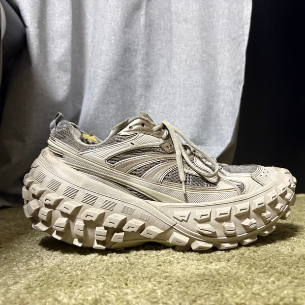 발렌시아가 디펜더 44 베이지 