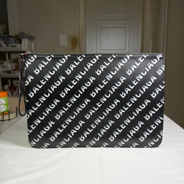 [단종 모델,유일 매물] 발렌시아가 로고 레터링 캐쉬 스트랩 클러치 블랙