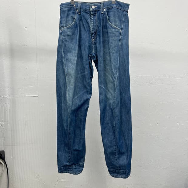 [32] LEVIS ENGINERRED 1ST  CURVED JEANS