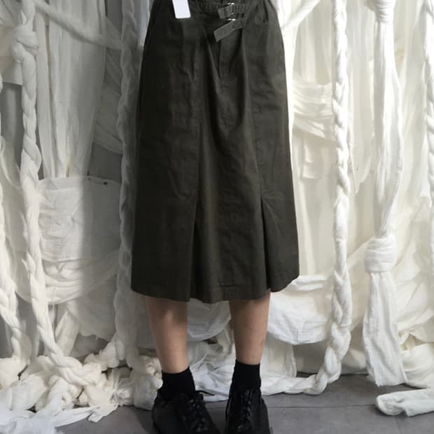 Belted khaki skirt