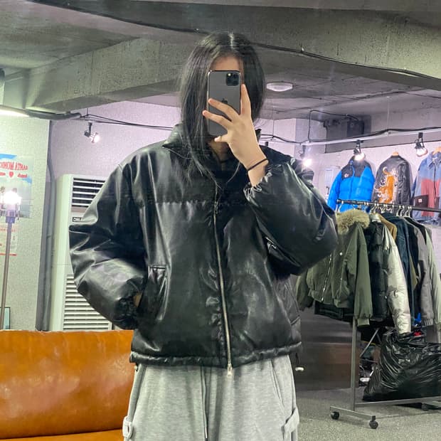 오디너리 홀리데이 크롭 블랙 레더 패딩 B3929