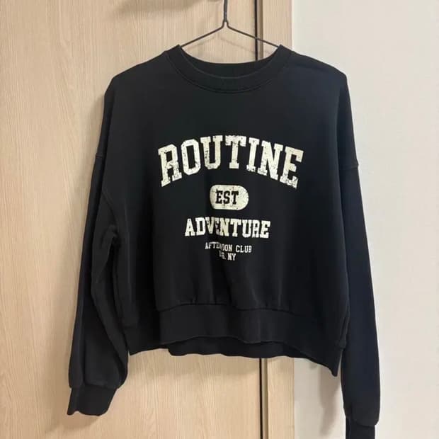 에잇세컨즈 긴팔 검정 크롭 맨투맨