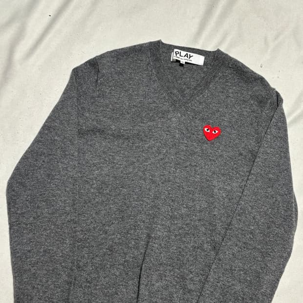 M 꼼데가르송 와펜 브이넥 니트