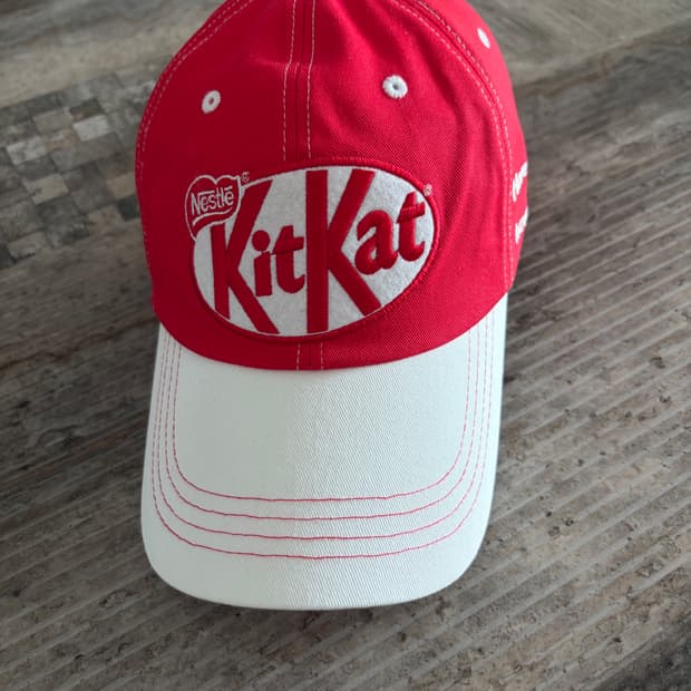 킷캣 x 에이카화이트 볼캡