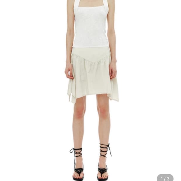 세릭 ASYMMETRIC INCISION SKIRT / BEIGE