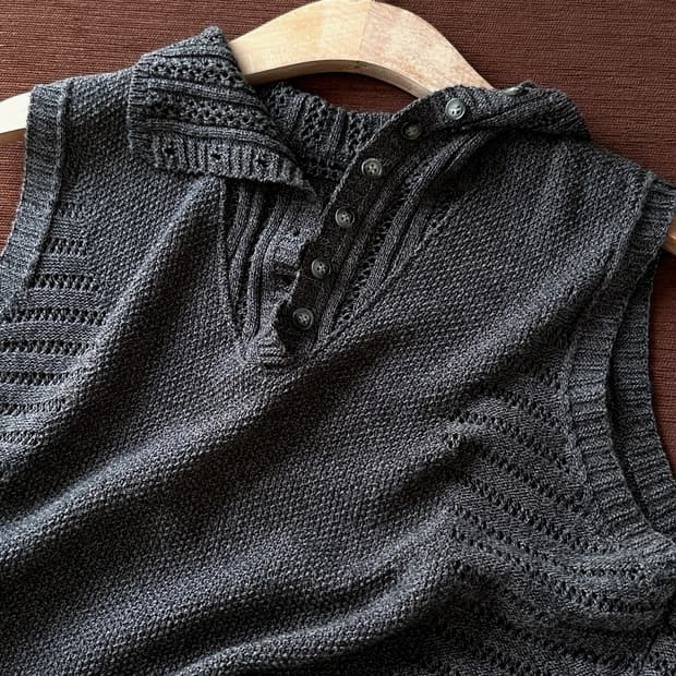 Loose gauge knit fabric sleeveles top