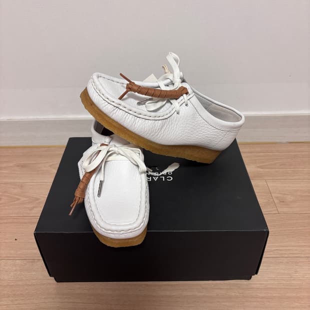 새상품) 240 클락스 왈라비 화이트