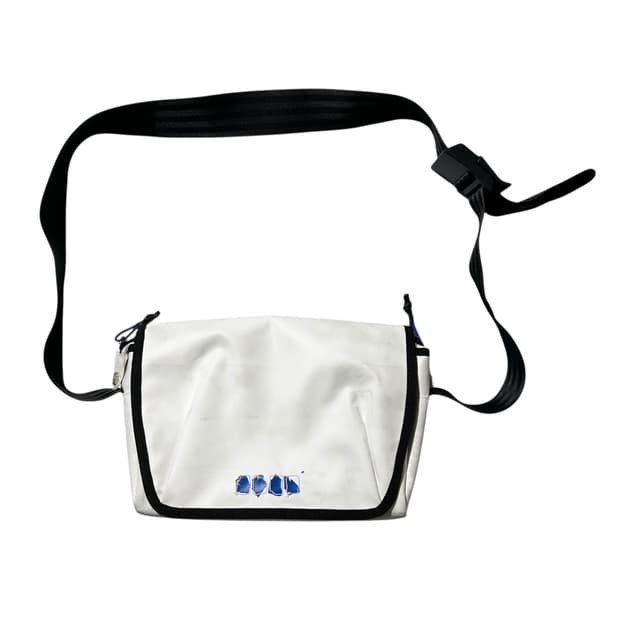 아더에러 트레이스 애드모어 크로스백