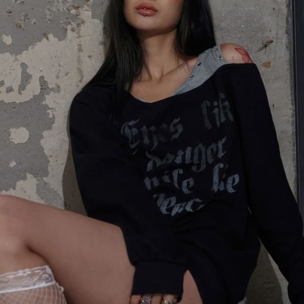 팬시클럽 로저리 노이어 스웻셔츠