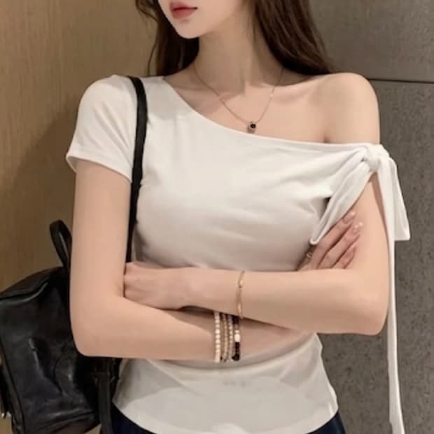 화이트 오프숄더 매듭 반팔 티셔츠