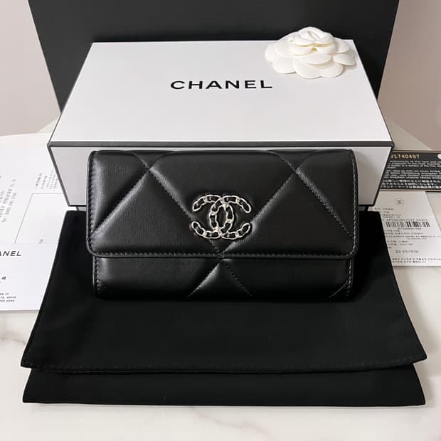 [새상품/풀박스] 샤넬 19램스킨 플랩 중지갑 실버 AP0953