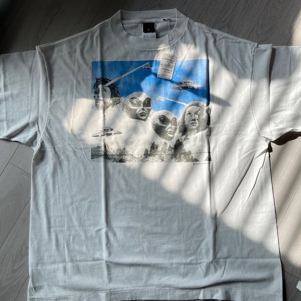 세인트 마이클 x 션 우더스푼 키키 숏슬리브 티셔츠 화 이트 - 25SS