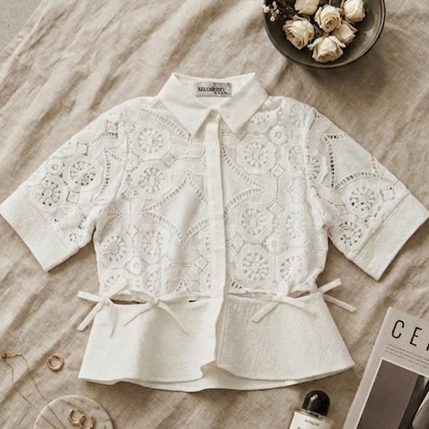 유니크 레이스 컷아웃 페플럼 블라우스