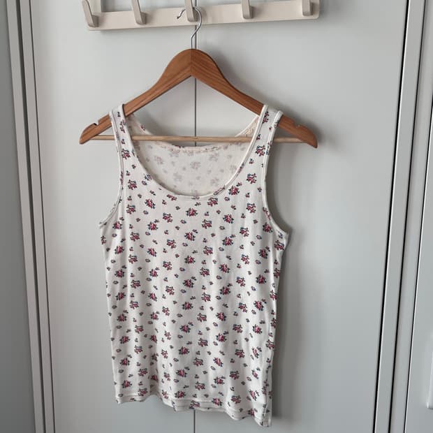 Earth music 잔꽃 패턴 슬리브리스