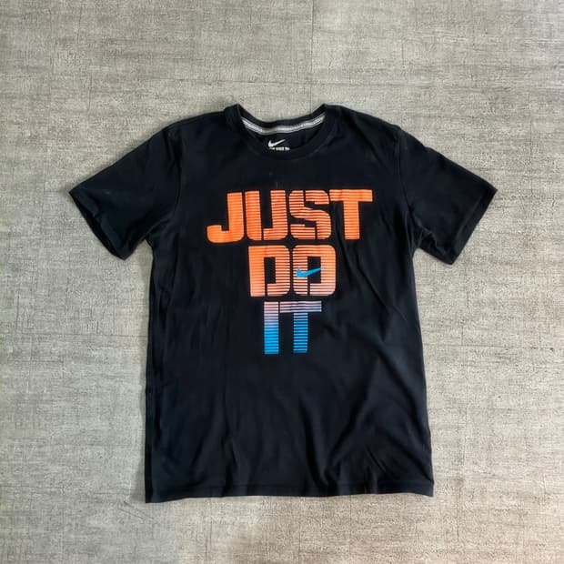 Nike 나이키 올드스쿨스트릿 저스트두잇 반팔티셔츠