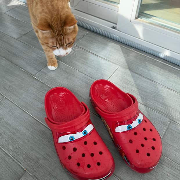 크록스 x 카 클래식 클로그 라이트닝 맥퀸