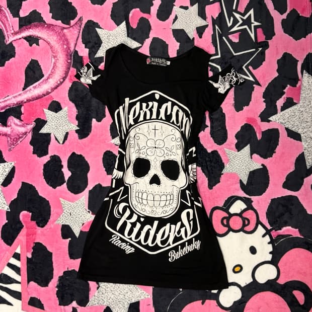 Gothic skull off-shoulder T-shirt