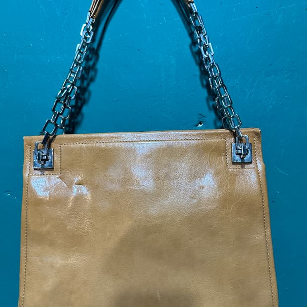 발리 레더 체인숄더백 카멜