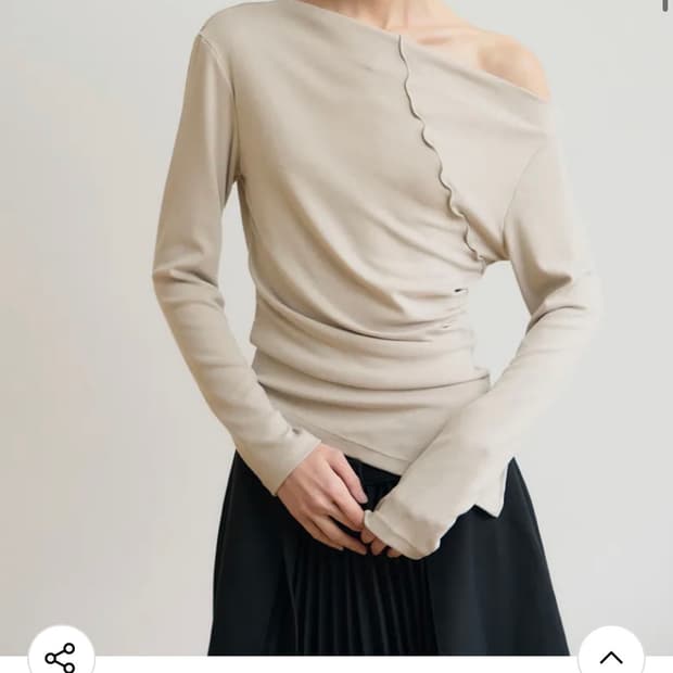 새제품/ 시스에이 오프숄더 언발란스 롱 슬리브 베이지 티셔츠