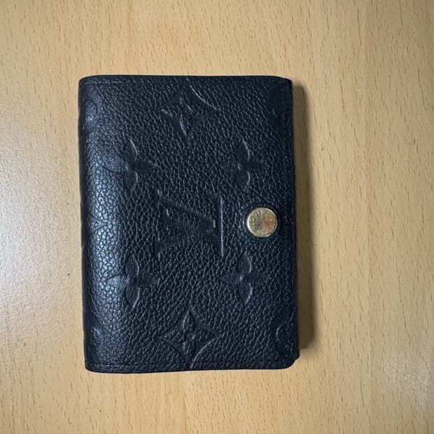 루이비통 모노그램 엠보스 카드지갑 블랙