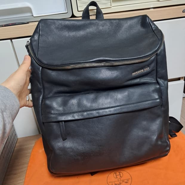 만다리나덕 블랙 가죽 백팩(어깨끈 손상)남녀공용가능