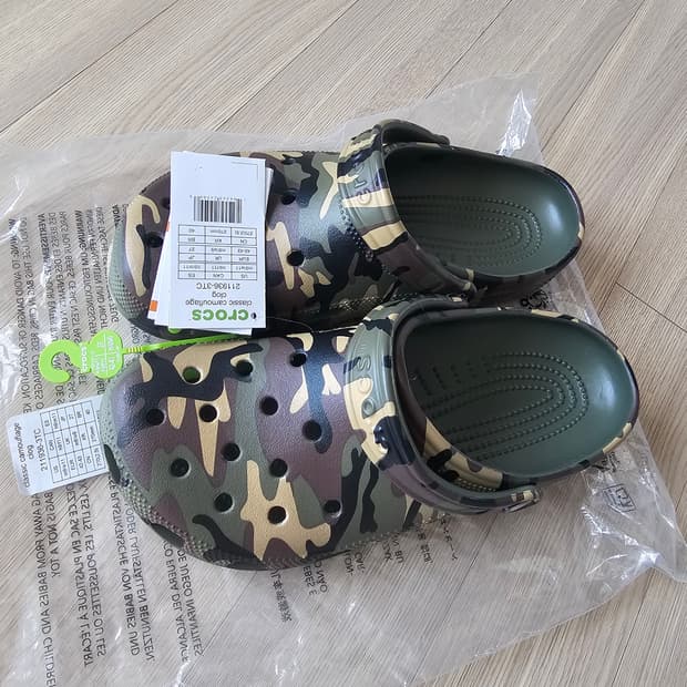 270 새제품) 크록스 클래식 카모플라쥬 클로그 국방 슬리퍼 샌들