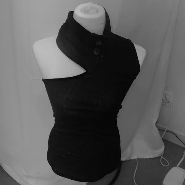 버튼 언발 슬리브리스 Button Unbalance Sleeveless