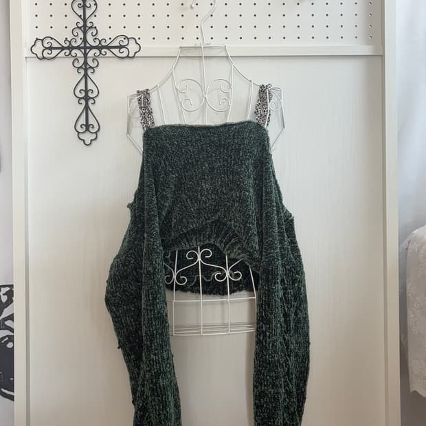 • green velvet off-shoulder knitwear