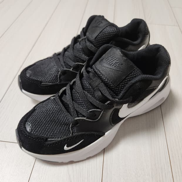 나이키 운동화 우먼스 에어맥스 퓨전 사이즈235

바닥 오염만 있고 새거