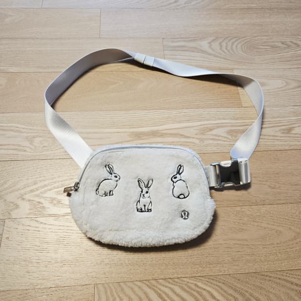 룰루레몬 양털 토끼 벨트백 크로스백